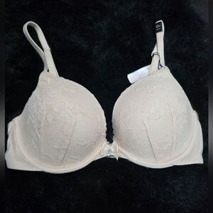 Victoria's Secret Body by Victoria lace push-up bra NWT 32D